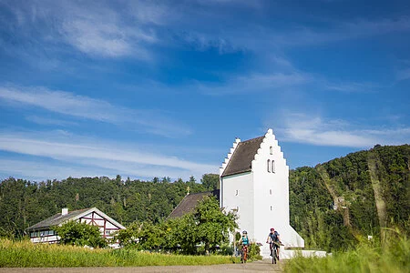 Mesnerhaus und Kirche Böhming