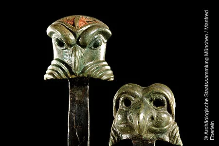 Keltische Achsnägel mit Raubvogelköpfen aus Manching