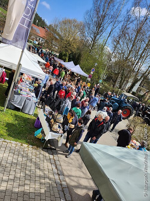 Ostermarkt vor dem Hotel Dirsch