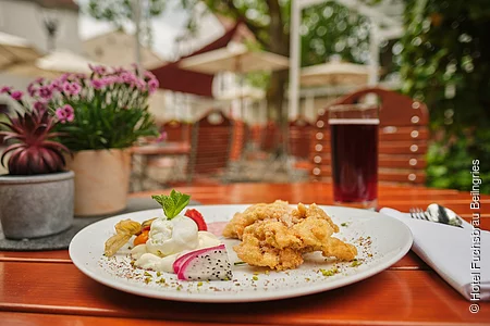 Brotzeit auf der Terrasse des Hotel Fuchsbräu