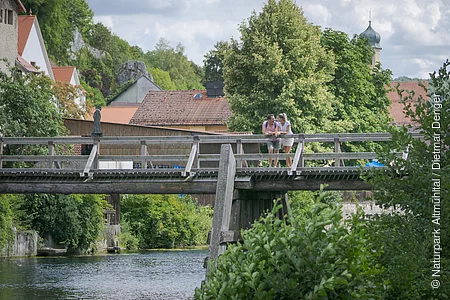 Wanderer auf der Brücke bei Essing