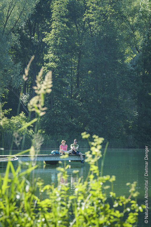 Wanderer am Kratzmühlsee bei Kinding