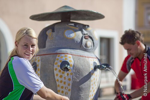 Wanderpärchen am Chinesenbrunnen in Dietfurt