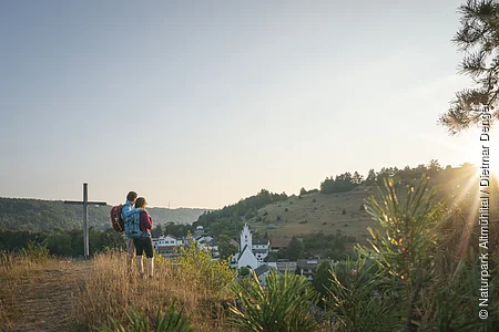 Wandernde auf dem Kirchberg oberhalb von Pfünz